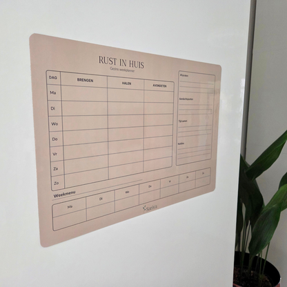 Sariva gezinsweekplanner bevestigd op een gladde kastdeur
